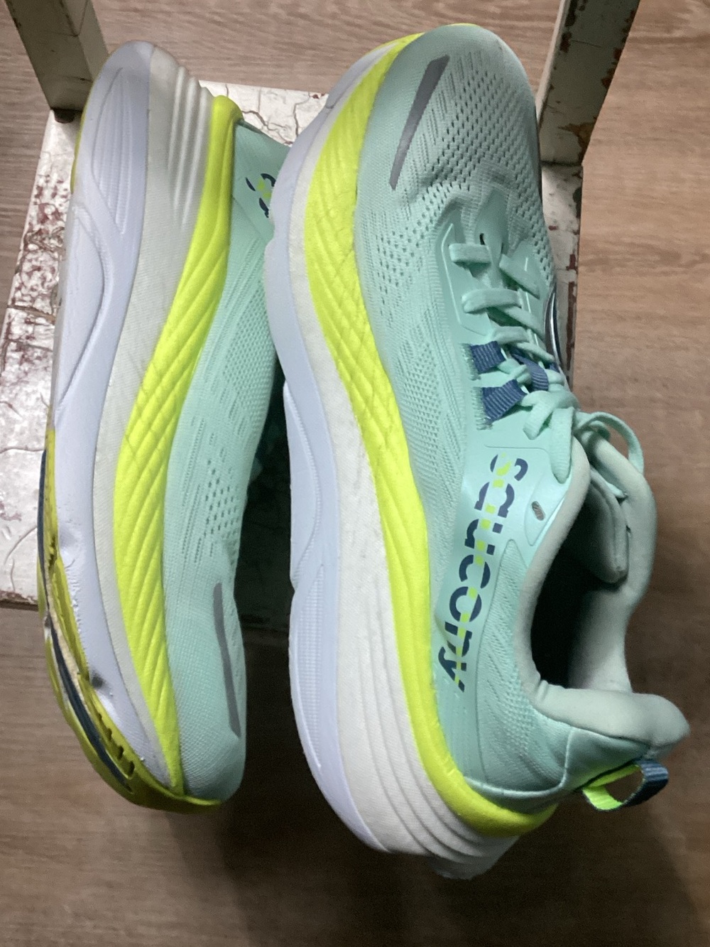 Saucony Women's Mint Green Running Shoes with Neon Yellow Accents US 9 EUR 40.5 - Picture 4 of 9